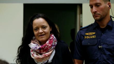 Beate Zschäpe erreicht den Gerichtssaal vor der Urteilsverkündung.