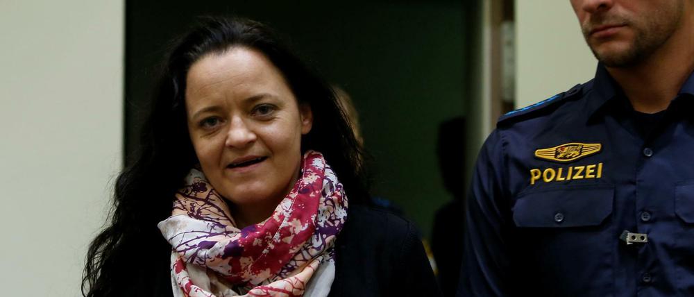 Beate Zschäpe erreicht den Gerichtssaal vor der Urteilsverkündung.