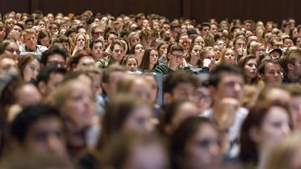 Studierende sollten vor einem Kredit andere Finanzierungsformen prüfen, rät das CHE.