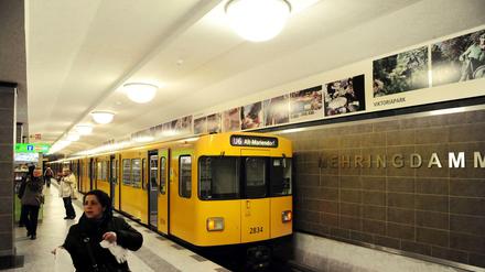Bitte warten. Am U-Bahnhof Mehringdamm kommt es am Mittwochvormittag zu Behinderungen.