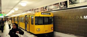 Bitte warten. Am U-Bahnhof Mehringdamm kommt es am Mittwochvormittag zu Behinderungen.