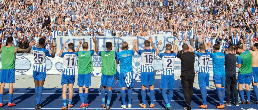 Herthas Team verabschiedet sich vor der Ostkurve bei den Fans. Am ersten Spieltag spielt Hertha BSC um 15:30 Uhr im Olympiastadion gegen Nürnberg.