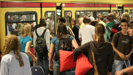 Fahrgäste am S-Bahnhof Friedrichstraße in Berlin