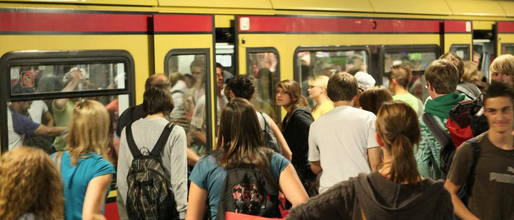 Fahrgäste am S-Bahnhof Friedrichstraße in Berlin