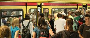 Fahrgäste am S-Bahnhof Friedrichstraße in Berlin