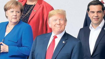 Wie denn nun? Erst attackiert US-Präsident Donald Trump Kanzlerin Angela Merkel, dann lobt er das Verhältnis in höchsten Tönen. 