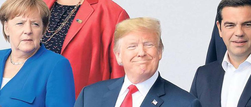 Wie denn nun? Erst attackiert US-Präsident Donald Trump Kanzlerin Angela Merkel, dann lobt er das Verhältnis in höchsten Tönen.