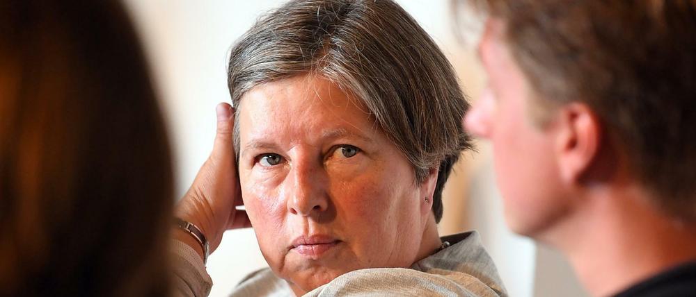 Stadtentwicklungssenatorin Katrin Lompscher (Linke) ist derzeit im Urlaub - in Berlin spricht man trotzdem über sie.