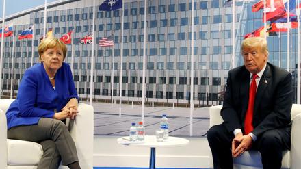 Donald Trump und, glaubt man ihm, der "große Nato-Bösewicht" Angela Merkel.