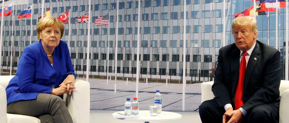 Donald Trump und, glaubt man ihm, der "große Nato-Bösewicht" Angela Merkel.