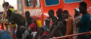 Migranten auf einem Rettungsboot im Hafen von Malaga.