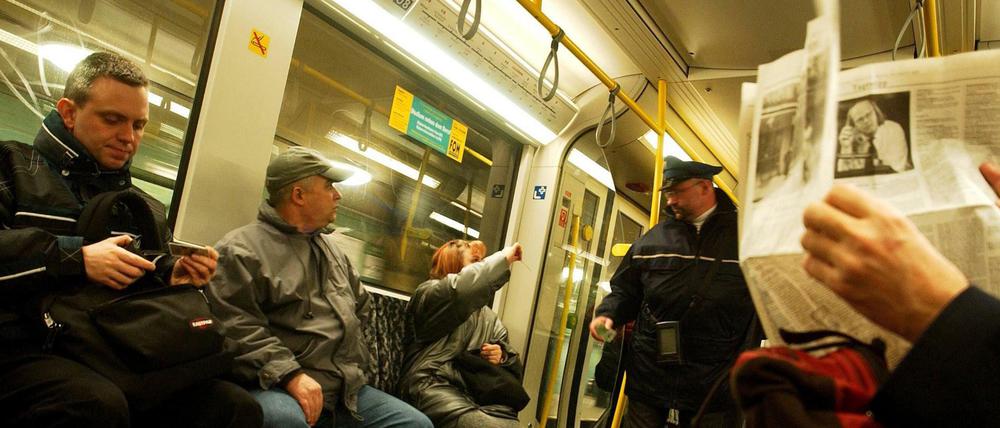 Kontrolle in einer Berliner U-Bahn (Symbolbild)