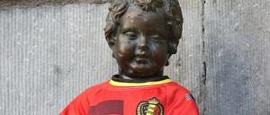 Das Wahrzeichen der Belgischen Hauptstadt, Manneken Pis, 2016 im Trikot der Nationalmannschaft.