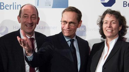 Bürgermeister Michael Müller (M) mit IHK-Hauptgeschäftsführer Jan Eder und IHK-Präsidentin Beatrice Kramm.