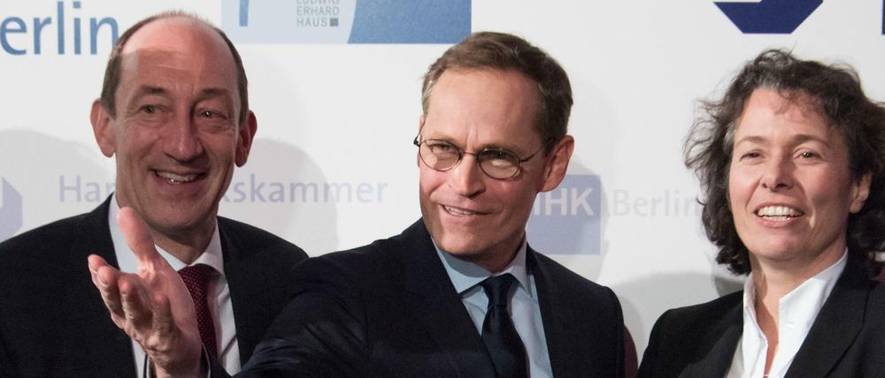 Bürgermeister Michael Müller (M) mit IHK-Hauptgeschäftsführer Jan Eder und IHK-Präsidentin Beatrice Kramm.