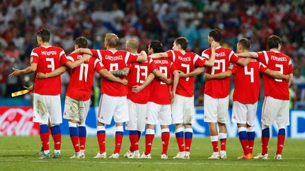 Die Spieler aus Russland stehen beim Elfmeterschießen gegen Kroatien auf dem Platz.