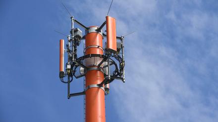 Ein Sendemast mit verschiedenen Antennen für den Mobilfunk. 