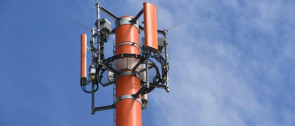 Ein Sendemast mit verschiedenen Antennen für den Mobilfunk.