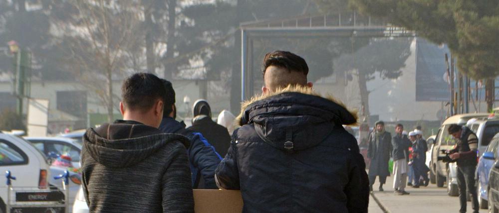 Eine Gruppe abgeschobener Asylbewerber am Flughafen in Kabul.