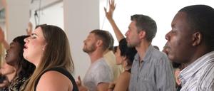 Sonntagmorgen in der Kalkscheune in Berlin: Die Gottesdienste der evangelikalen Saddleback-Gemeinde locken immer mehr Mitglieder.