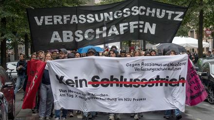 Für weitere Ermittlungen im Umfeld der NSU-Mordserie und für eine Abschaffung des Verfassungsschutzes protestiere mehrere hundert Menschen in Frankfurt. 
