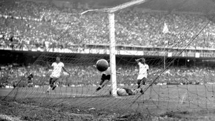 Das hätten die Schotten sein können: Der 2:1-Siegtreffer für Uruguay beim Finale der WM 1950 gegen Brasilien. 