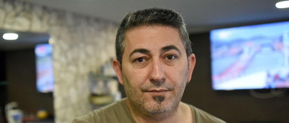 Der Friseurs Özlan Yildirim steht in seinem Laden. Yildirim ist ein Opfer der Nagelbombe, die der NSU in der Keupstraße explodieren ließ. +