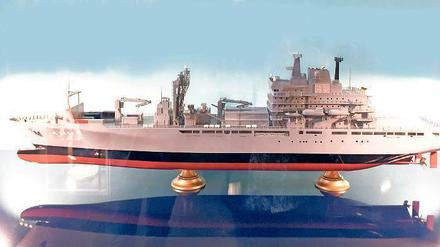 Ein Schiff ist gekommen. Die Miniatur-„Berlin“ liegt im Roten Rathaus vor Anker. 