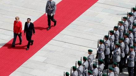 Empfang mit militärischen Ehren: Angela Merkel und der chinesische Regierungschef Li Keqiang am 9. Juli in Berlin.