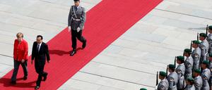 Empfang mit militärischen Ehren: Angela Merkel und der chinesische Regierungschef Li Keqiang am 9. Juli in Berlin.