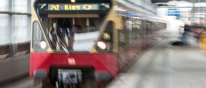 Überfüllte Wagen, ausfallende Züge: Viele Fahrgäste ärgern sich über die Ringbahn. Ein neues Projekt soll Verbesserung schaffen. 