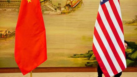 Die chinesische Flagge und die der USA stehen nebeneinander.
