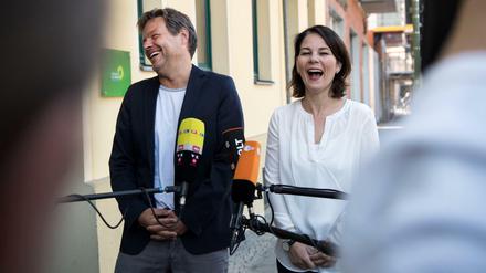 Haben gut lachen: Die Grünen-Parteichefs Robert Habeck und Annalena Baerbock. 