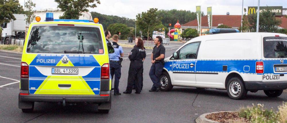 Der Rasthof Linumer Bruch wurde am Dienstag evakuiert, nachdem ein Drohanruf eingegangen war.