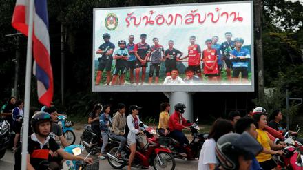 "Willkommen daheim, Jungs." Die ganze Welt - und Thailand erst recht - fiebert der Rettung der zwölf Jugendlichen und ihres Trainers entgegen.