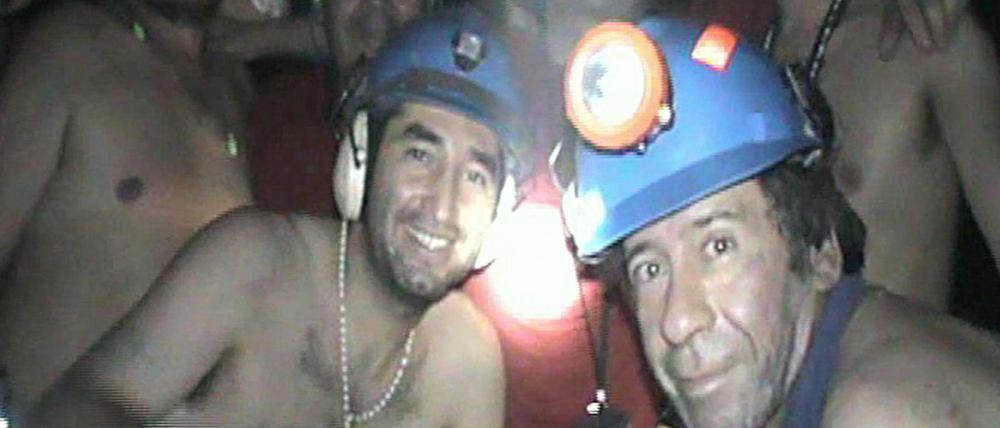 Die Bergarbeiter, die in der chilenischen San-Jose-Mine verschüttet waren, auf einem Foto aus 700 Metern Tiefe ausharren.