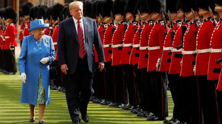 Queen Elizabeth und Donald Trump.