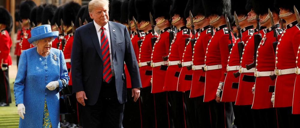 Queen Elizabeth und Donald Trump.