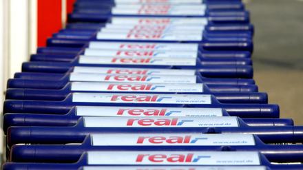 Einkaufswagen eines Real-Supermarktes