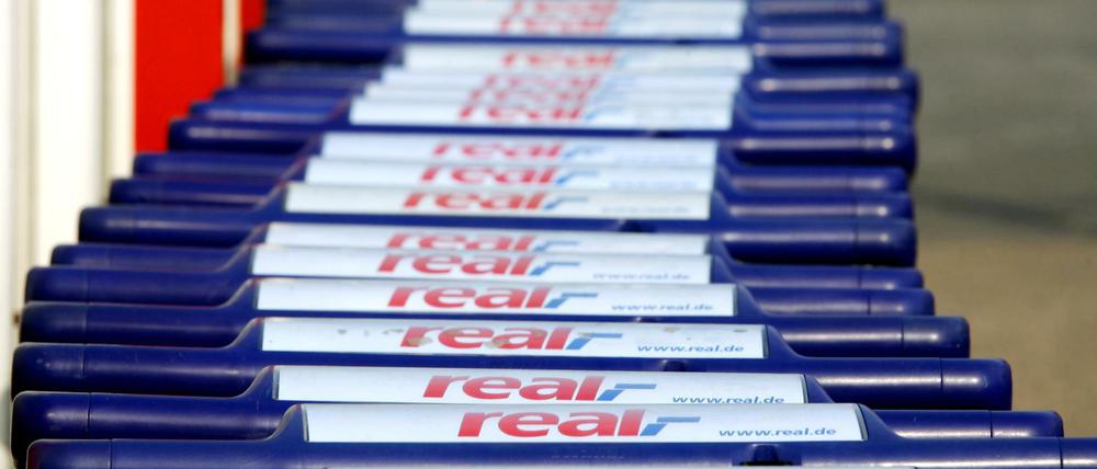 Einkaufswagen eines Real-Supermarktes