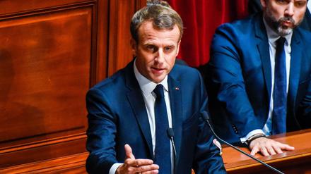 Emmanuel Macron spricht vor dem französischen Parlament.