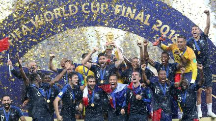 Da ist das Ding. Hugo Lloris (leicht verdeckt) stemmt den WM-Pokal in die Höhe.