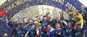 Da ist das Ding. Hugo Lloris (leicht verdeckt) stemmt den WM-Pokal in die Höhe.