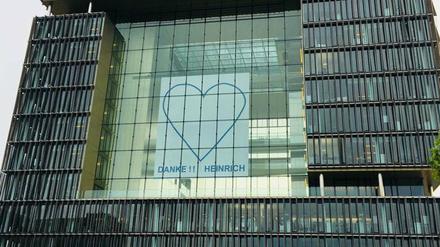 Zentrale ThyssenKrupp in Essen mit "Danke Heinrich" auf Fassade per Twitter von @thyssenkrupp