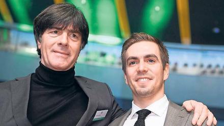 Eigentlich eng verbunden: Jogi Löw und Philipp Lahm. Jetzt hagelt es Kritik vom Eleven.