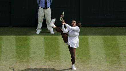 Hoch das Bein: Serena Williams zeigt sich in ihrem vierten Grand-Slam-Turnier nach der Babypause in Topform.