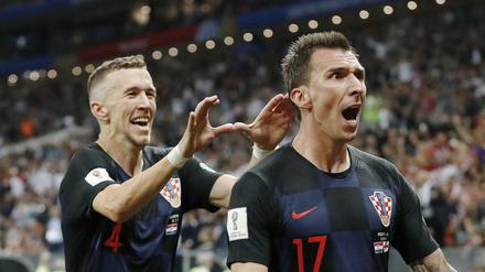 Mario Mandzukic (r) aus Kroatien bejubelt im Halbfinale gegen England sein Tor zum 2:1 mit Ivan Perisic. 