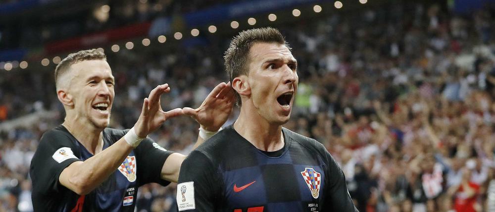 Mario Mandzukic (r) aus Kroatien bejubelt im Halbfinale gegen England sein Tor zum 2:1 mit Ivan Perisic. 