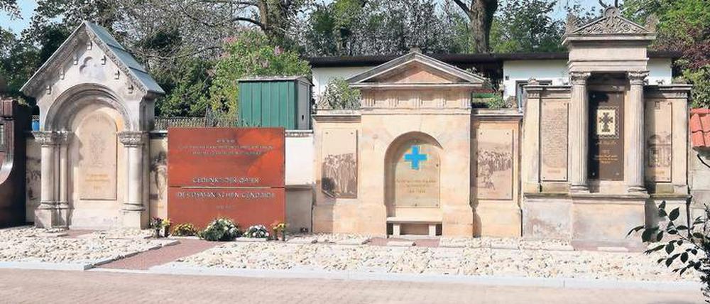 Gedenkort. Vor zehn Jahren begann die Suche nach einem Erinnerungsort, gefunden wurde er auf dem Luisenkirchhof III in Charlottenburg. In dem Bezirk gibt es die meisten Schnittstellen deutsch-preußischer und osmanisch-türkischer Geschichte. 