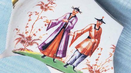 Transfer aus Fernost. Nachdem am sächsischen Hof zu Beginn des 18. Jahrhunderts das Geheimnis der Porzellanherstellung endlich gelüftet war, wurden auch die Motive aus dem Fernen Osten importiert. Die Scherbe mit den Chinoiserien gehört zu einem Service aus Meißen aus dem 18. Jahrhundert. 